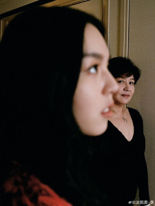 一家人在一起！法图麦和妈妈哈文拍写真 穿爸爸李咏的西装