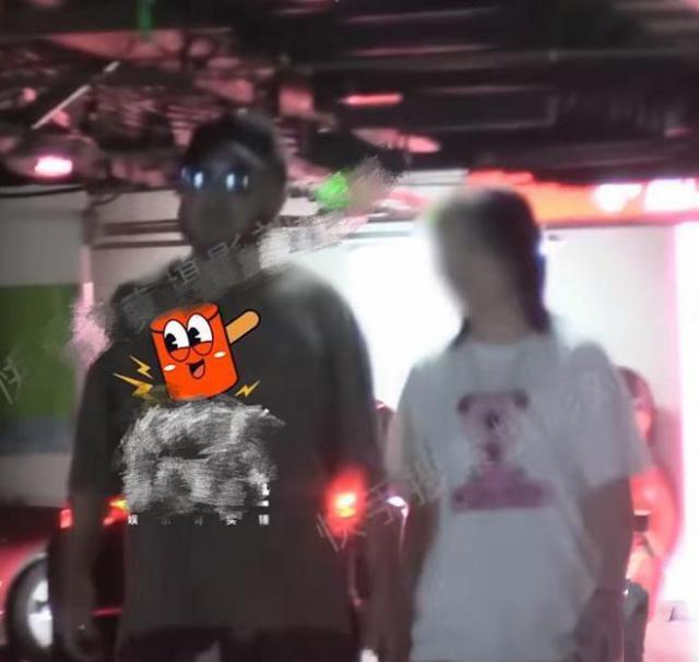 徐峥现身陪女儿看电影，徐小宝手舞足蹈超开心