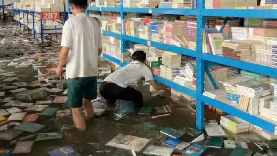 涿州遭受了大水灾，造成了三亿人的受灾，居民开始通过直播平台进行自救。