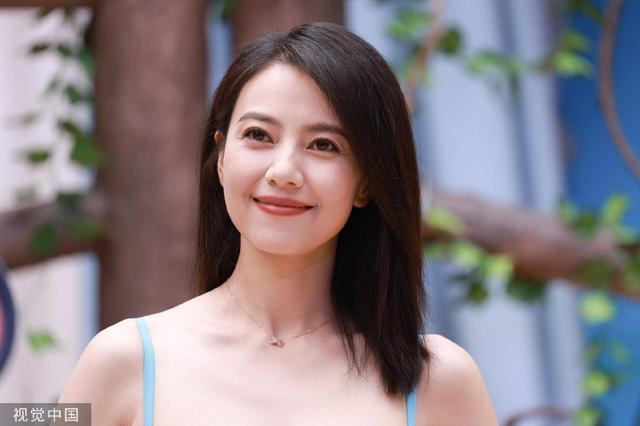 高圆圆一袭浅蓝长裙气质优雅 露齿笑魅力四射超迷人