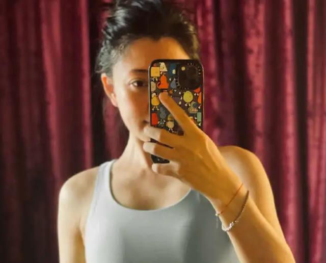 43岁殷桃晒健身照大秀身材 多年自律美丽上镜形象佳