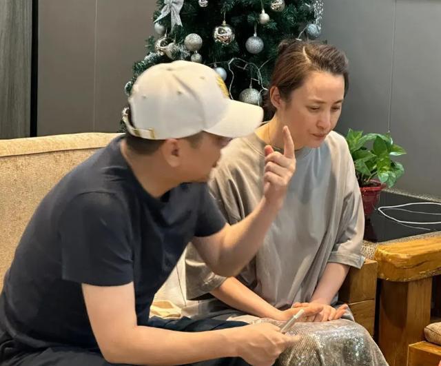 网友聚餐偶遇陈建斌夫妇 二人私下亲和礼貌素颜状态大赞