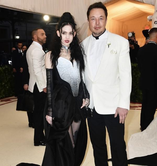 前女友马斯克就“车载笼斗”事件表达不满：看到孩子的父亲打架让我感到不快