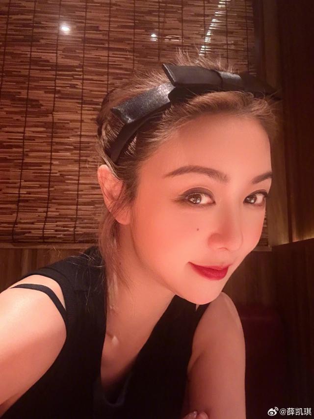 薛凯琪戴蝴蝶结发箍卖萌 歪头自拍可爱满分