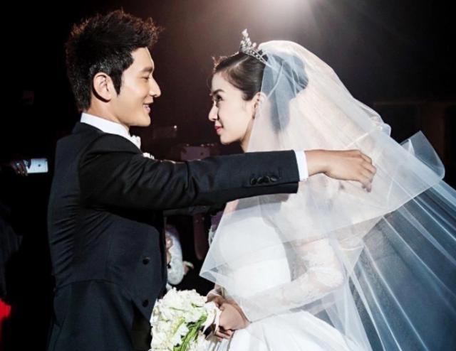 曝黄晓明带小11岁绯闻女友工作，女方打扮性感撞脸baby