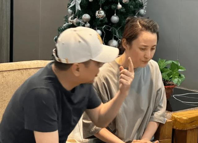 陈建斌夫妇聚餐被偶遇，蒋勤勤素颜朴素，遇粉丝亲切合影