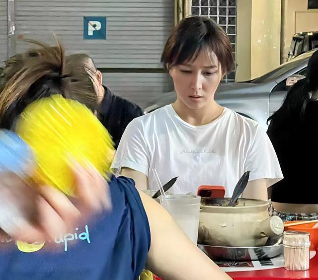 女星胡静吃路边摊被偶遇，美到亮眼，坐小板凳没架子