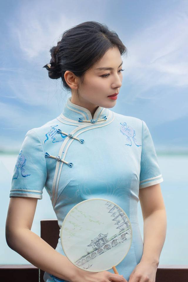 刘涛穿素雅旗袍优雅端庄 蛮腰纤细东方韵味十足