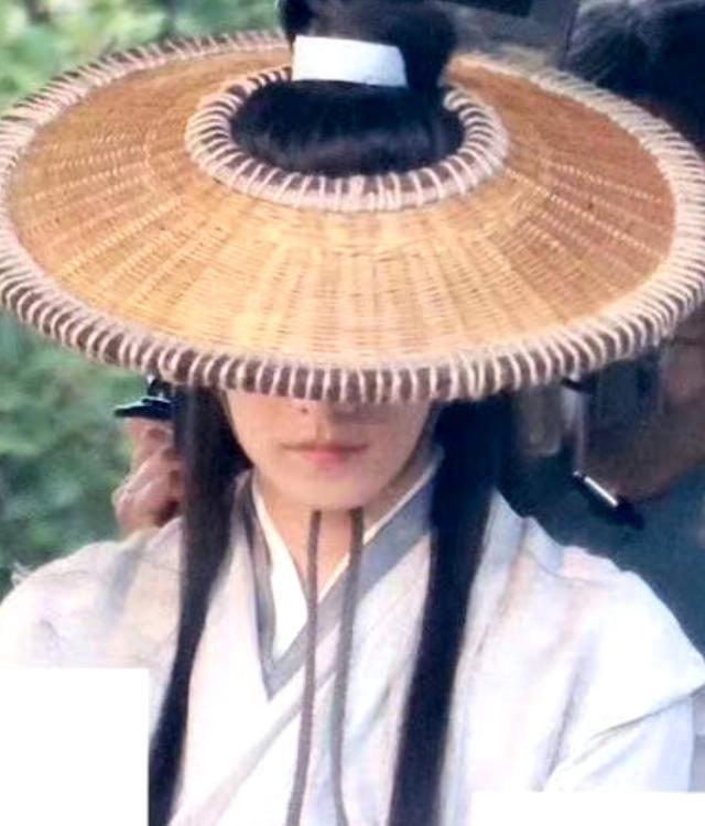 杨洋《凡人修仙传》斗笠造型路透 身形俊朗仙气飘飘