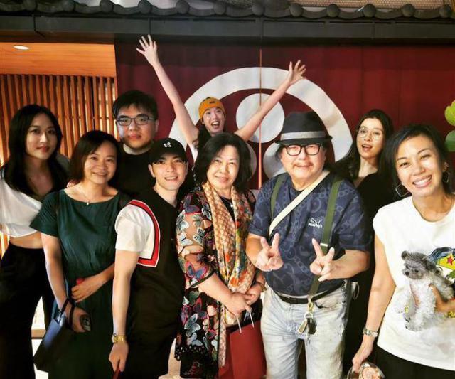 萧敬腾晒全家福，50岁林有慧与大16岁婆婆长得像