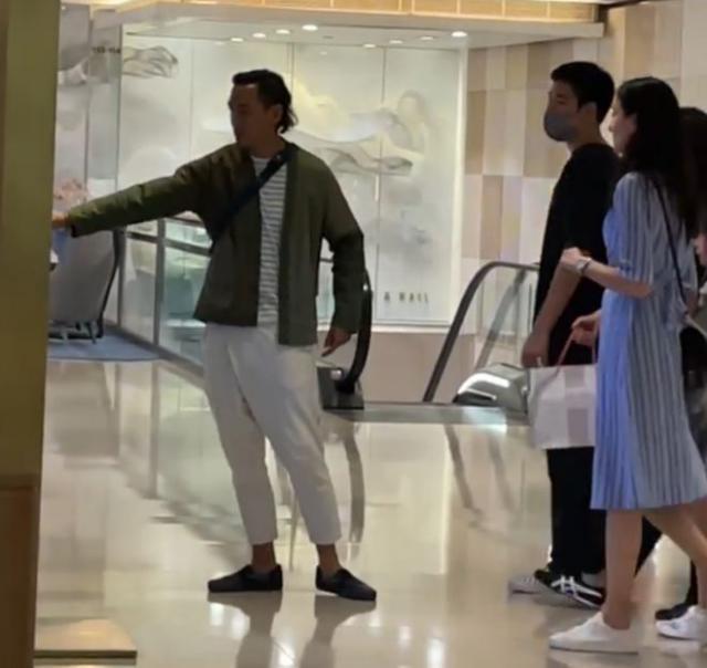 49岁吴彦祖与妻子Lisa闲谈好惬意 两人观展状态佳