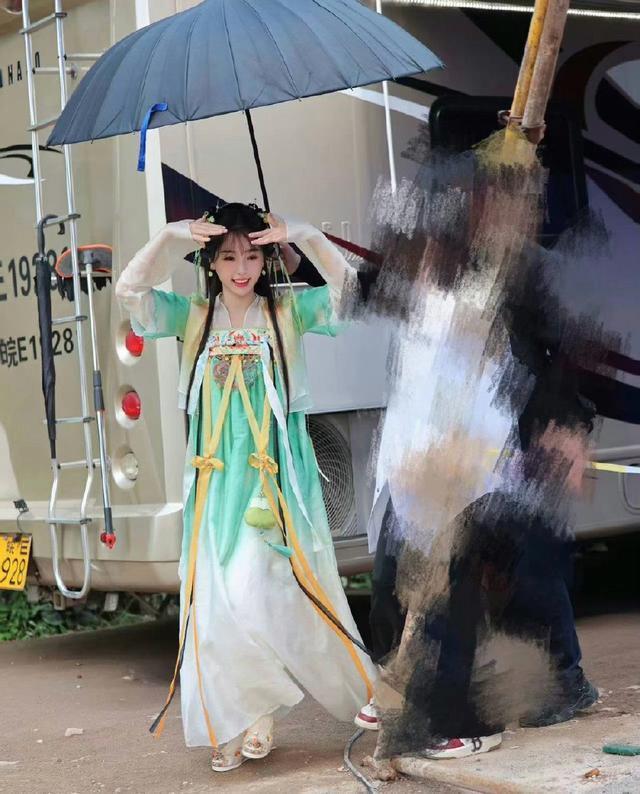 虞书欣青绿色古装造型释出 头扎双丸子青春可爱