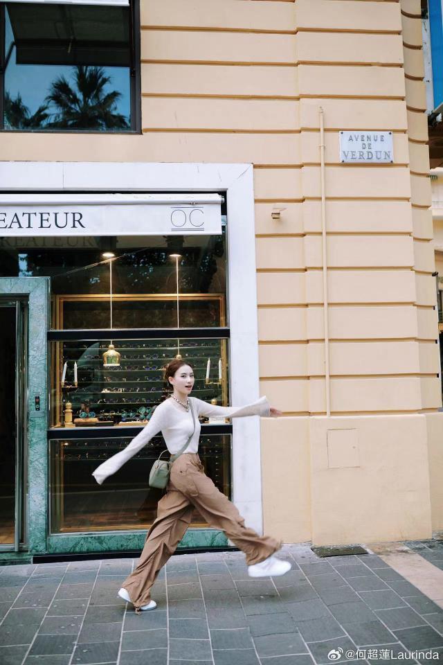 何超莲晒出游照 在街头凹造型鬼马可爱