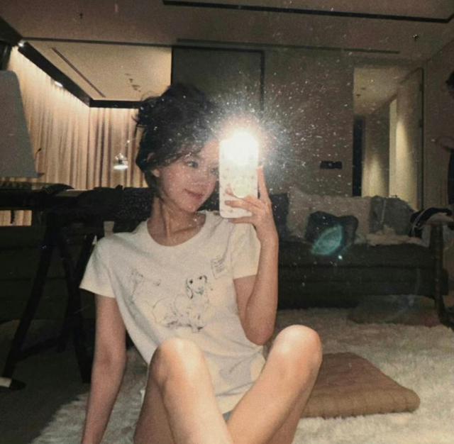 赵露思卷发造型慵懒可爱 笑容甜美似洋娃娃