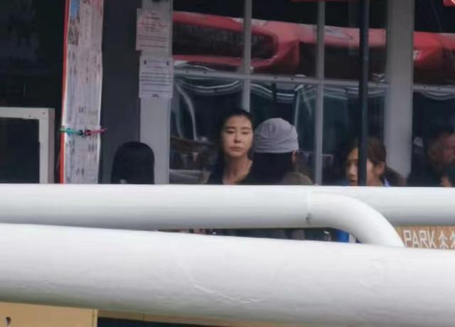 王祖贤加拿大被偶遇，面无表情发福不少，网友：面相变了