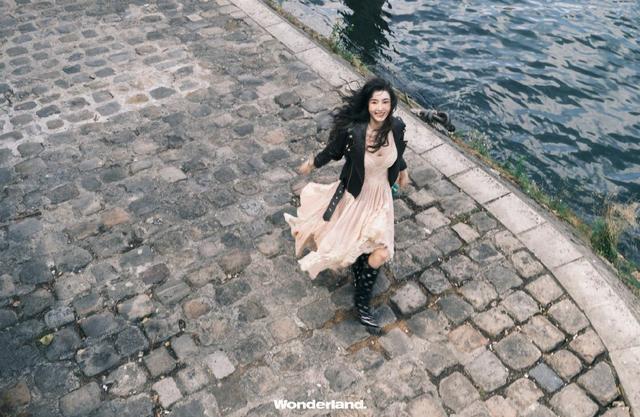 张柏芝巴黎漫步大片演绎法式风情 长裙外搭皮衣优雅不羁