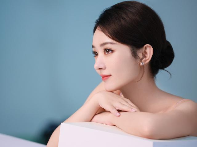 赵丽颖穿紫色吊带裙秀肩颈线条 丸子头造型温柔端庄