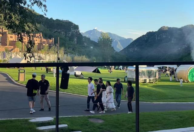 李健与老婆罕见同框穿情侣装超恩爱，夫妻俩基因优秀不生娃