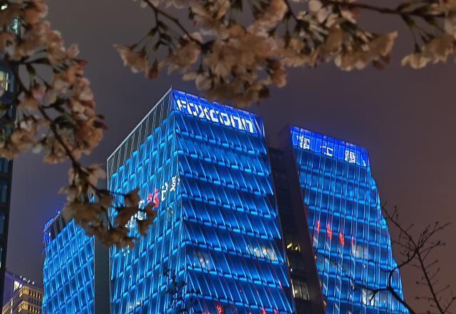 苹果供应商撞到困境，工业富联半年度营收首次下降，市值蒸发超过500亿