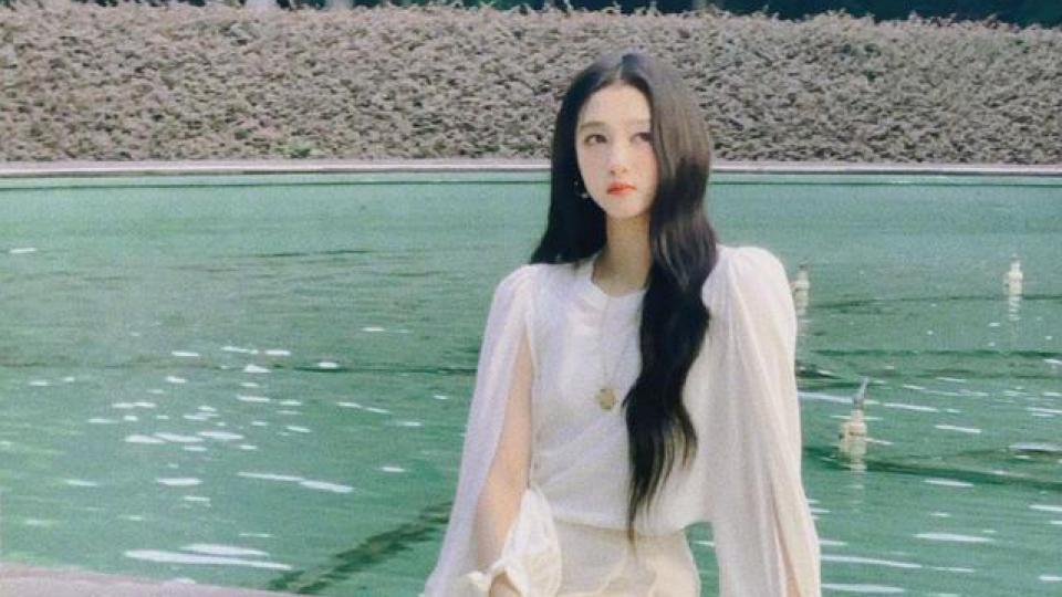 关晓彤晒夏日随拍秀长腿 与百合共舞诗情花意