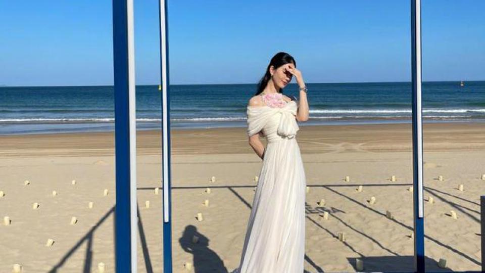 刘诗诗化身温婉花仙子 穿白裙戴粉花优雅清丽