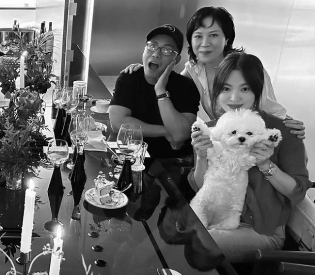 宋慧乔与朋友相聚：抱爱犬笑容温柔，嘟嘴玩自拍