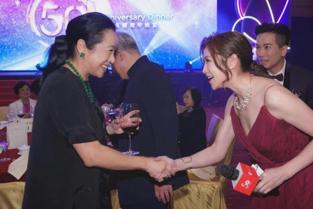 朱玲玲陪现任老公出席活动 和百亿身家的继女同框