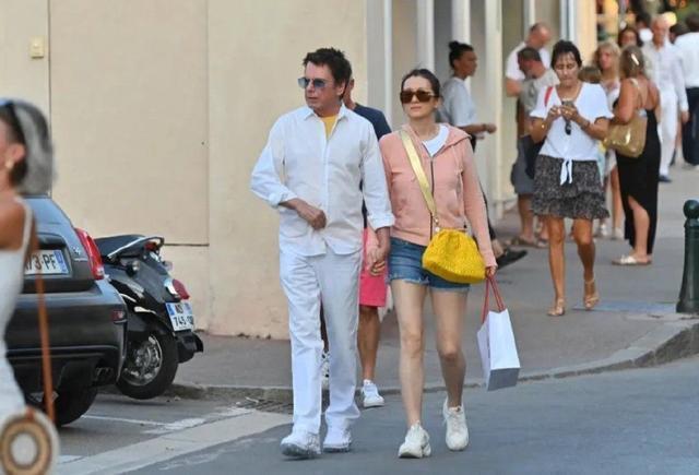 58岁巩俐穿短裤大秀美腿 与丈夫度假牵手搂腰感情超好