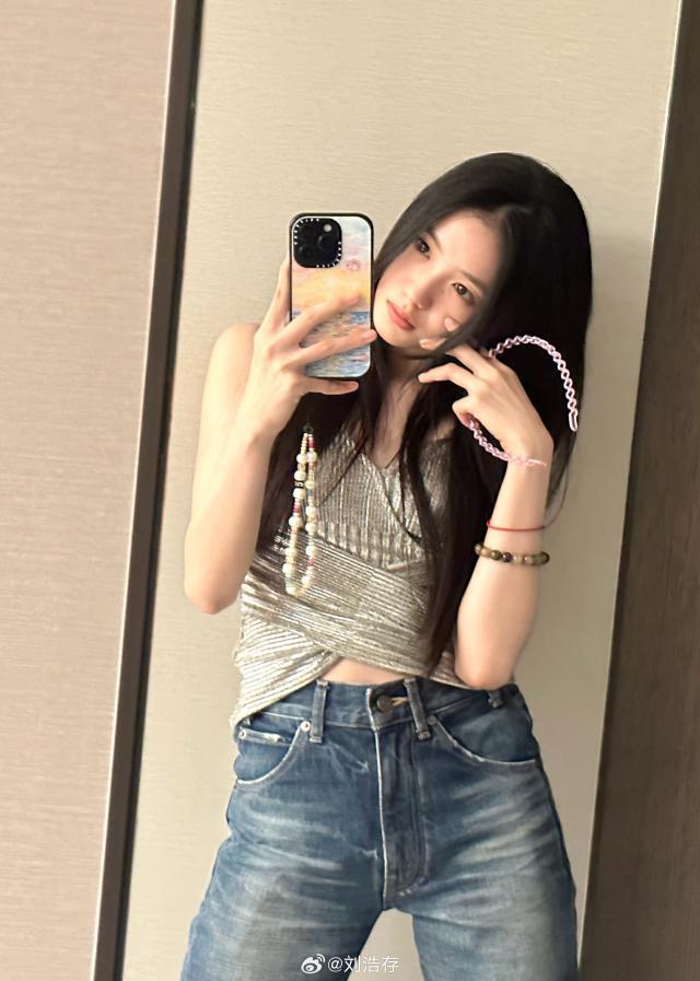 刘浩存对镜玩自拍 披长发清纯可人