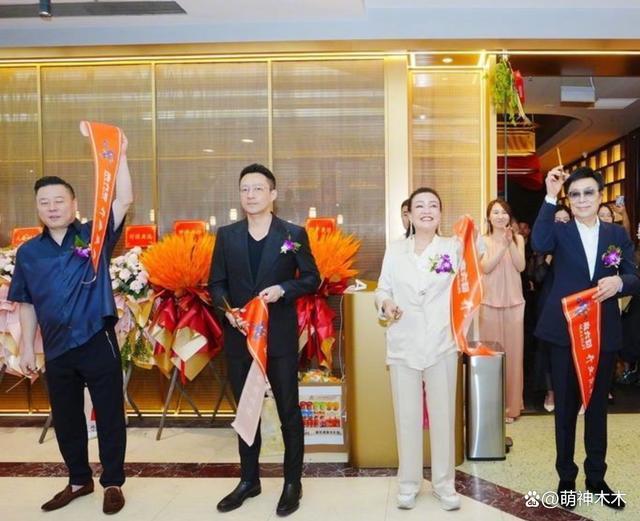 汪小菲懒理具俊晔说妒忌，跟张兰合体为新店剪彩，人山人海
