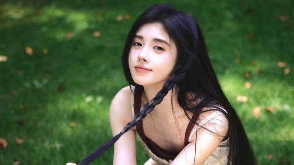 鞠婧祎胶片风随拍，穿碎花裙扎单侧麻花辫纯欲感拉满