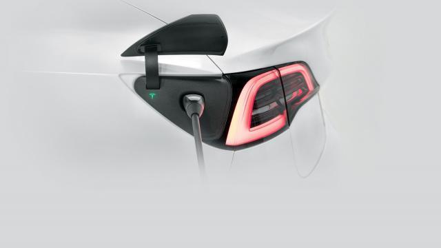 特斯拉授予豪利士公司首个许可证，允许其生产NACS汽车充电接口