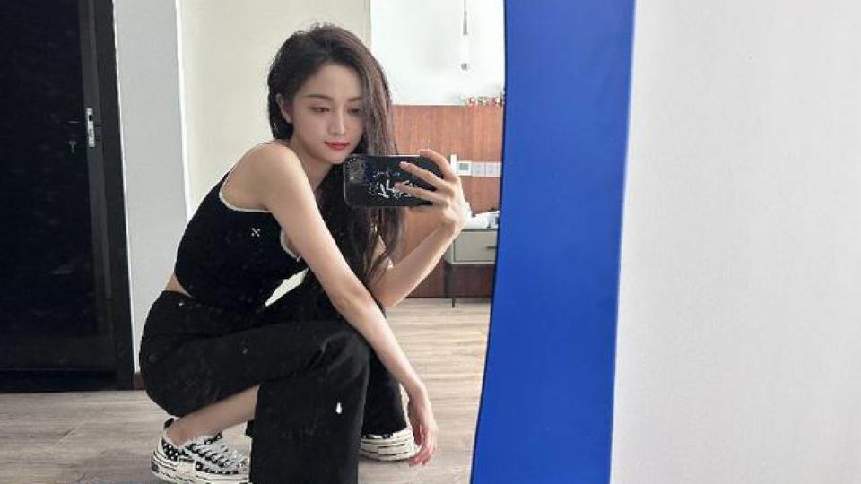 吴宣仪晒自拍疑回应争议 称打不倒我的只会让我越来越强大