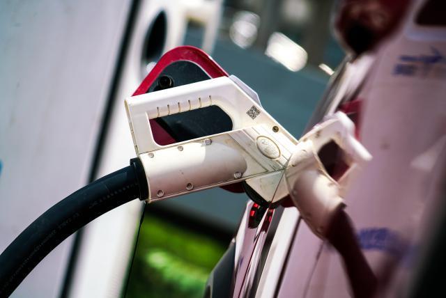 电动汽车充电桩涨价，谁受损最多？谁在受益？