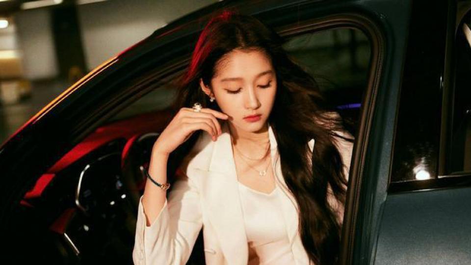 关晓彤白色西装短裤利落酷飒 大长腿笔直纤细性感帅气