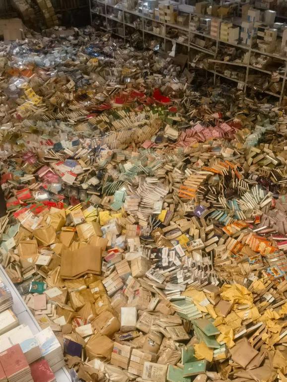 洪水过后的第十天：他们坐在堆满废弃书籍和泥泞的地上，进行清理和重建工作。