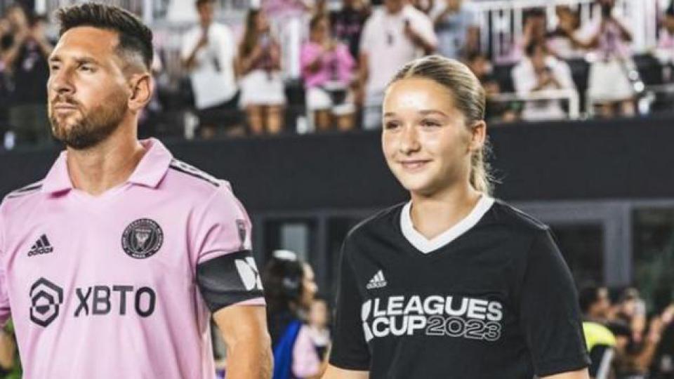 小贝晒女儿与梅西牵手照引争议 被批炫耀富人特权