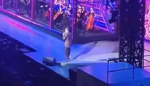 张学友演唱会上突然跌倒！本人现场回应