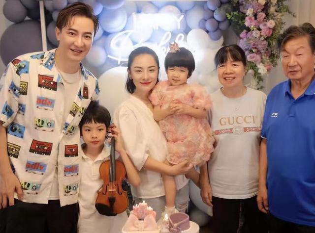 刘璇全家福曝光，抱女儿搂婆婆满脸幸福，老公逆生长好帅