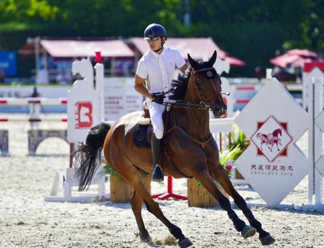 朱珠母女看丈夫赛马，丈夫第七名幽默自侃，女儿戴奖章好萌