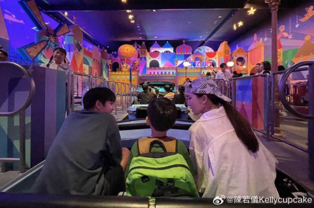 陈若仪携子游迪士尼，Kimi露侧颜，模样大变不像林志颖