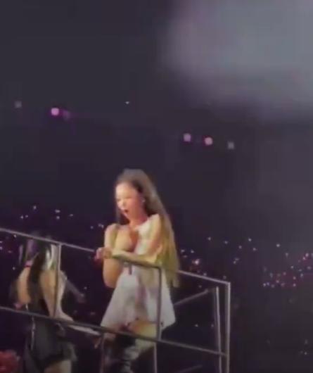 jennie演唱会扶栏杆险摔下去 本人受惊吓引粉丝担忧