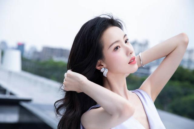 陈都灵一袭紫色v领鱼尾长裙 笑容明媚气质知性大方