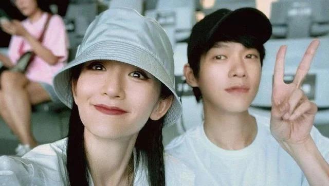 谢娜晒与魏大勋演唱会合照 爆料其跟着张杰合唱《他不懂》