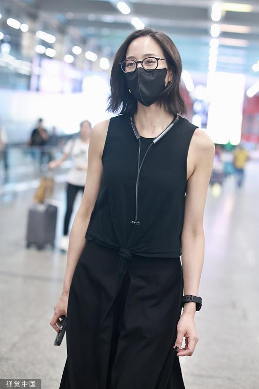 张钧甯allblack造型现身 穿黑色无袖衫酷帅十足