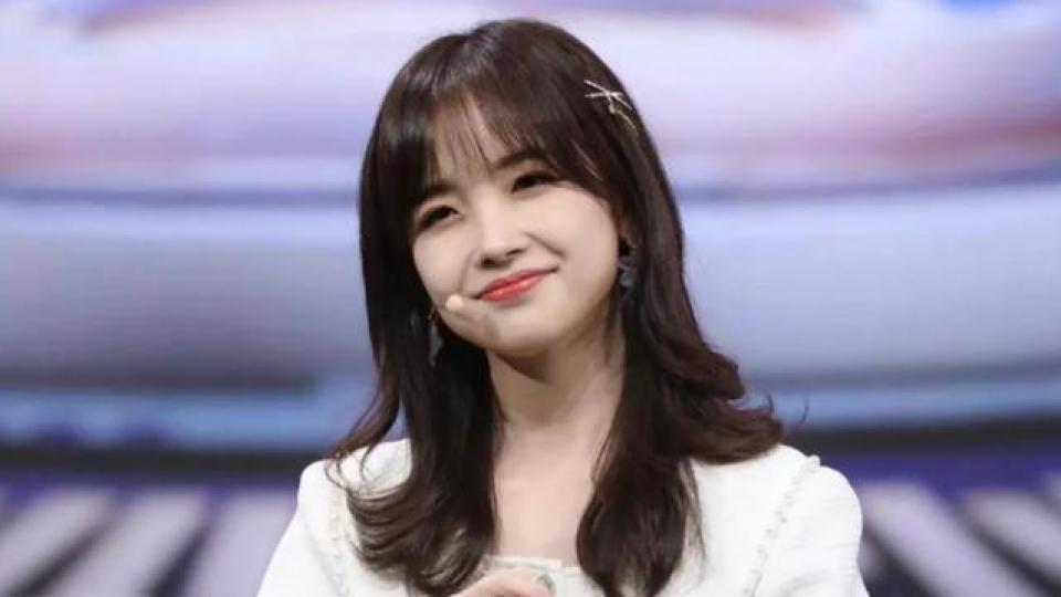 央视主持王冰冰坐高铁被偶遇，一身休闲独自推行李接地气