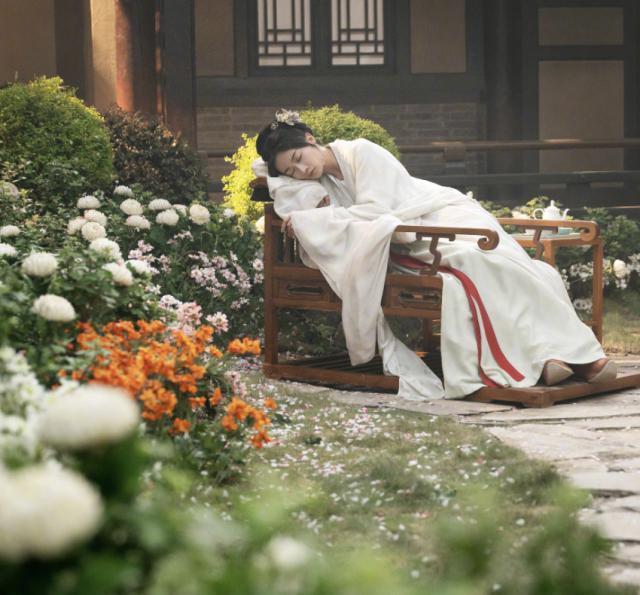 新晋小花得罪大佬，被官方点名封杀？