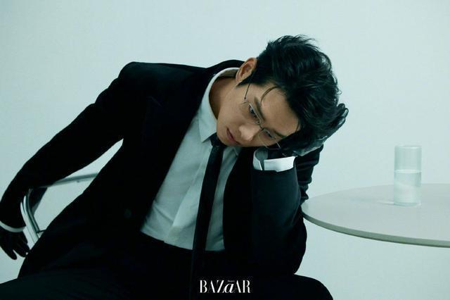 魏大勋大片曝光 穿西装戴眼镜和耳骨夹张力拉满