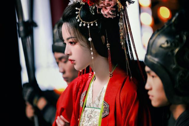 杨超越穿红色嫁衣娇艳动人 满眼含泪惹人怜