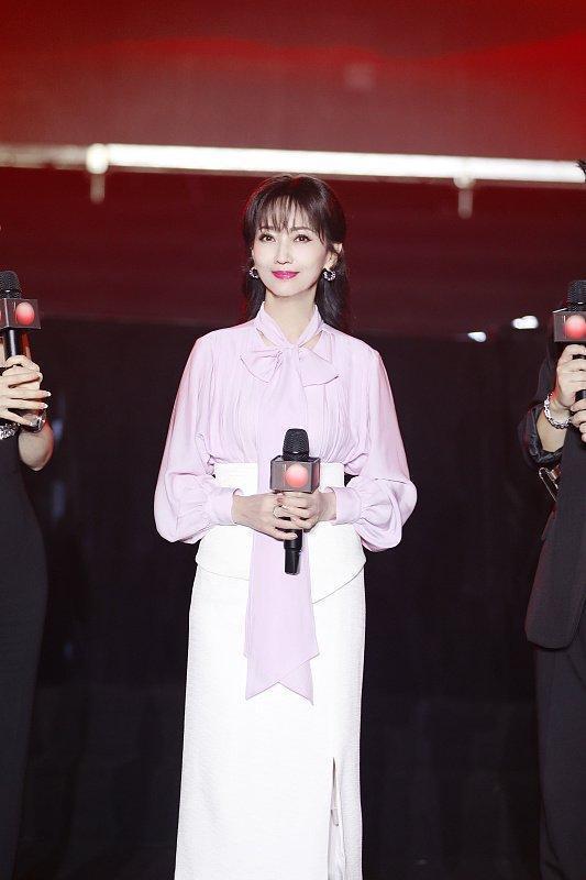 赵雅芝穿紫色蝴蝶结衬衫年轻靓丽 抿嘴微笑气质佳